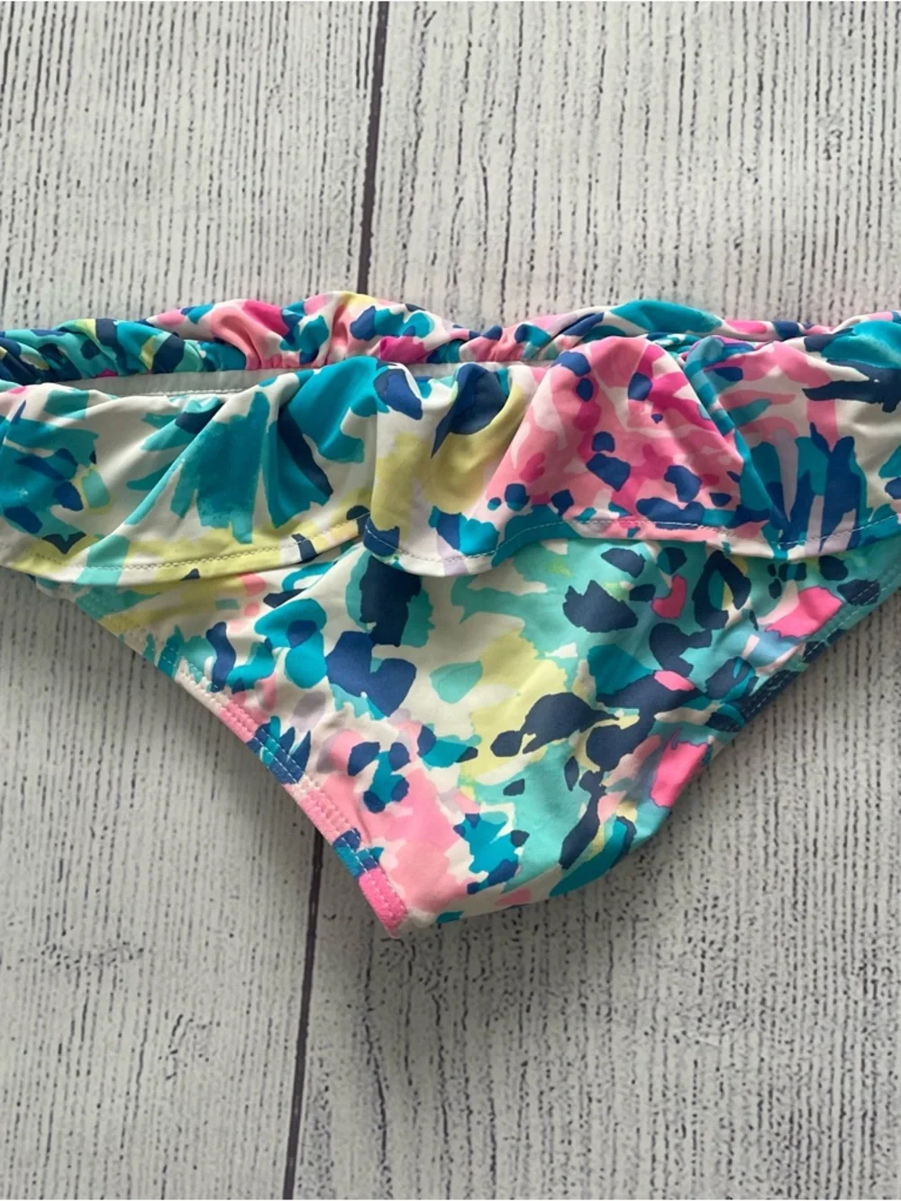 Lilly Pulitzer neck 8% friendly